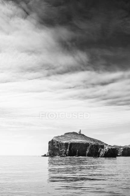Monochrome image of cliff with lighthouse, USA, California, Channel Islands — Stock Photo