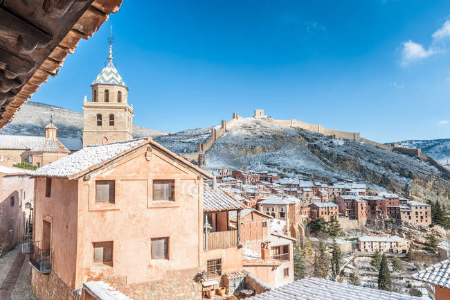 Vue panoramique sur la ville fortifiée médiévale, Albarracin, province de Teruel, Aragon, Espagne — Photo de stock