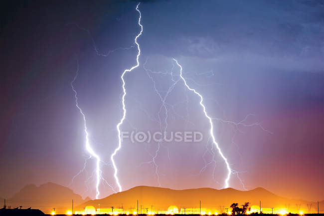 USA, Arizona, Wintersburg, veduta panoramica del fulmine sulla centrale nucleare — Foto stock