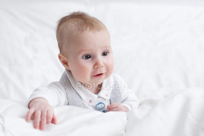 Retrato de menino bonito deitado na cama — Fotografia de Stock