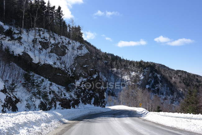 Vista panoramica della strada di montagna vuota in inverno — Foto stock