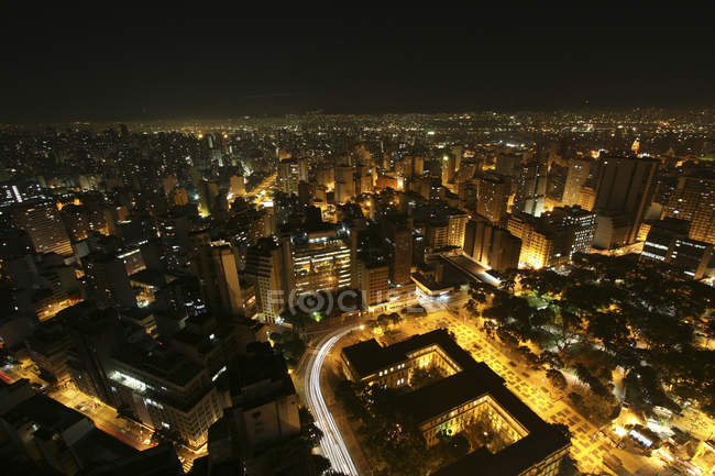 Vista elevada de la ciudad por la noche, Sao Paulo, Sao Paulo State, Brasil - foto de stock