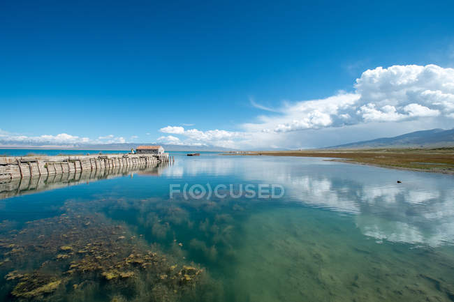 China, Qinghai-See, ruhiges Wasser mit Blick auf Pier und Seeufer — Stockfoto