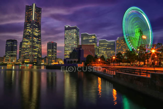 Japan, Kanagawa Prefecture, Yokohama, Illuminated cityscape with Ferris wheel — Stock Photo