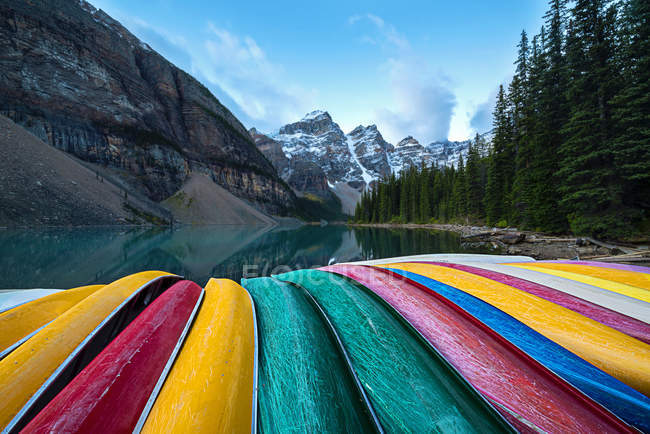 Vista panorâmica de canoas multi-coloridas, Banff, Alberta, Canadá — Fotografia de Stock