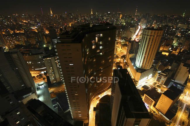 Erhöhter Blick auf die Stadt bei Nacht, São Paulo, Brasilien — Stockfoto