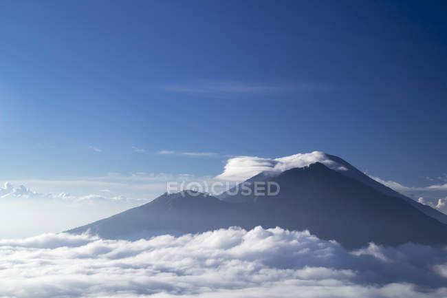 Вулканы Индонезии, Бали, Абанга и Агунга в облаках — стоковое фото
