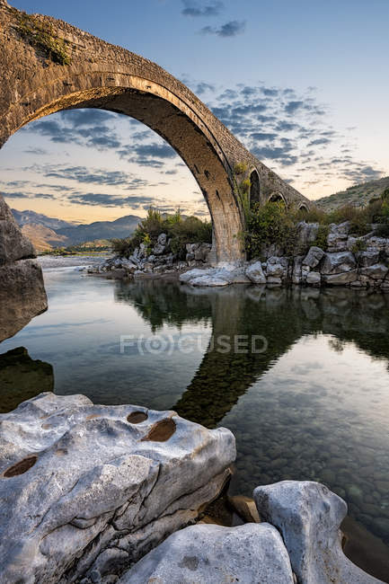 Vista panorámica del Puente Mesi, Shkoder, Albania - foto de stock