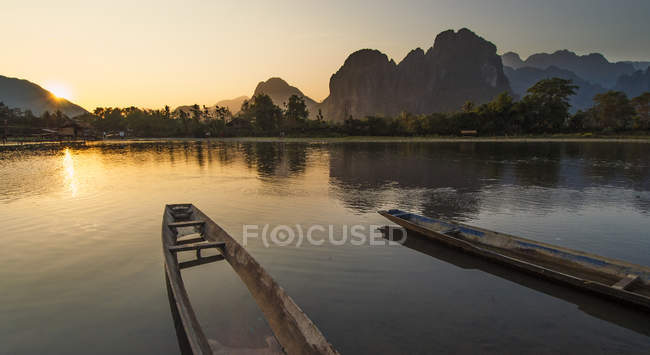 Vista panoramica delle barche fluviali al tramonto, Laos — Foto stock