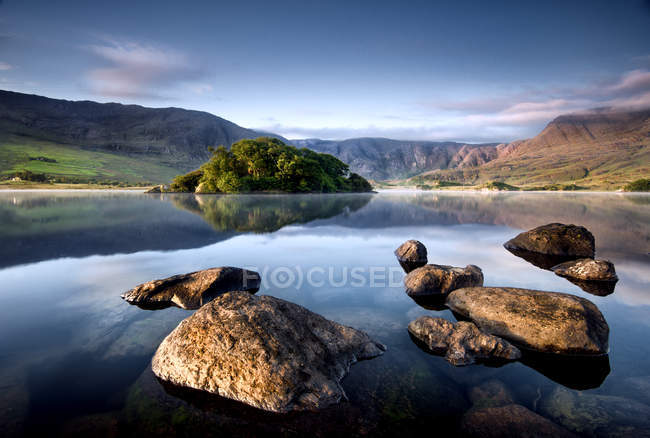 Vista panorâmica do majestoso lago nas montanhas — Fotografia de Stock