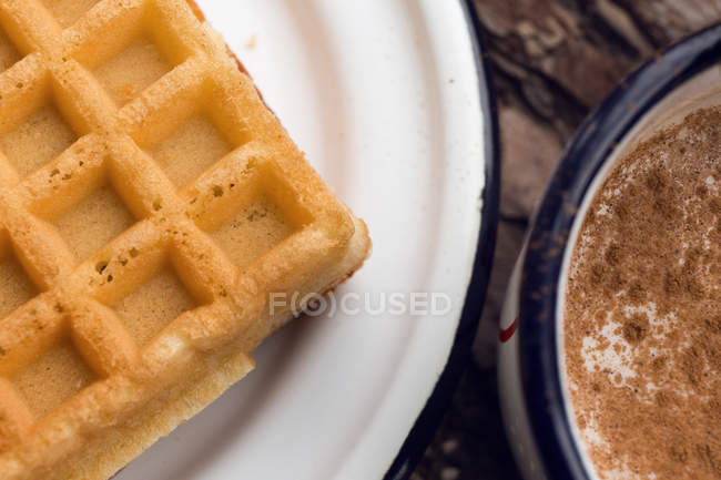 Close-up de waffles saborosos e leite com canela, vista superior — Fotografia de Stock