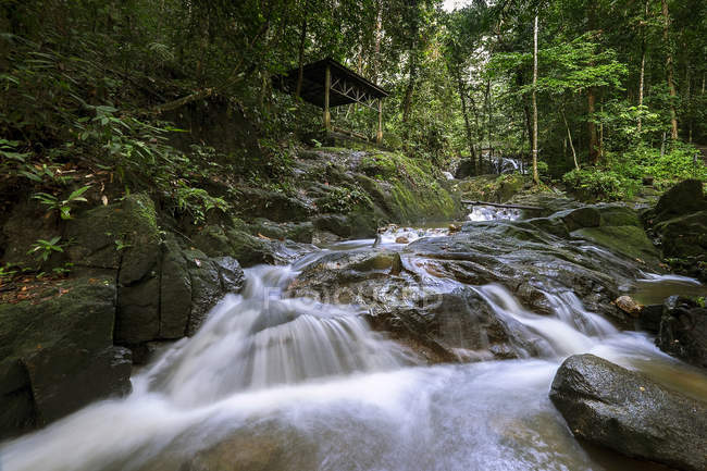 Rivière de montagne à Malaisie, Selangor State, Semenyih, Sungai Tekala Recreational Forest — Photo de stock