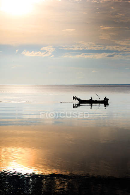 Pescatore seduto in barca al tramonto, Malesia, Johorm, Muar, Tanjung Mas — Foto stock