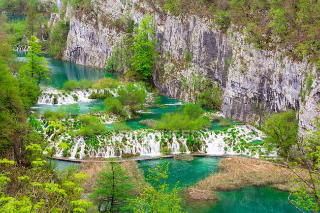 Величним видом захоплюючий Плітвіцкие озера національного парку Плітвіцькі озера, Хорватія — стокове фото
