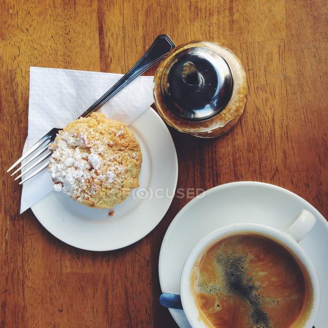 Верхний вид на завтрак с абрикосовыми крошками и кофе над деревянным столом — стоковое фото