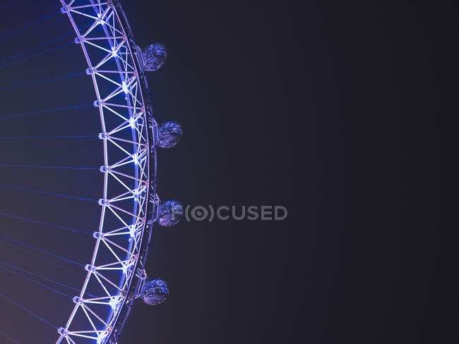 Vue recadrée de London Eye contre un ciel nocturne dégagé, Londres, Royaume-Uni — Photo de stock