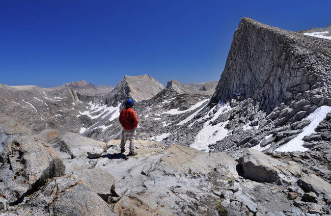 USA, Kalifornien, Sierra Nevada Gebirge, Wanderer auf der Spitze von sieben Giebeln Pass stehen und Blick auf die Aussicht — Stockfoto