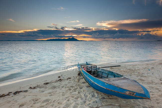 Malásia, Sabah, vista panorâmica de sampan na praia ao pôr do sol — Fotografia de Stock