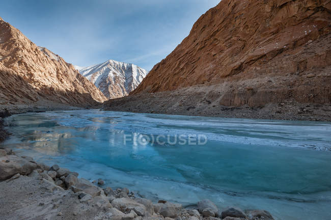Río congelado en las montañas, India, Ladakh - foto de stock