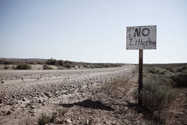 EUA, Wyoming, estrada da sujeira e sinal feito à mão — Fotografia de Stock
