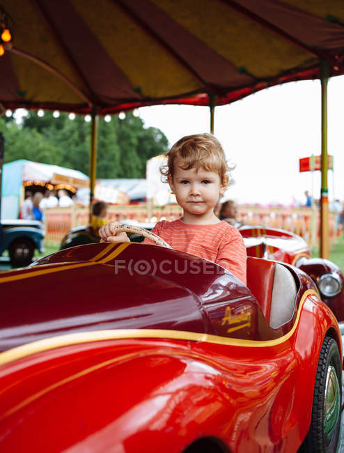 Porträt eines kleinen blonden Jungen auf einem Fahrgeschäft — Stockfoto