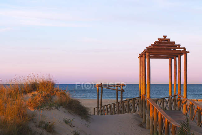 Vista panorámica de la hermosa playa al amanecer - foto de stock