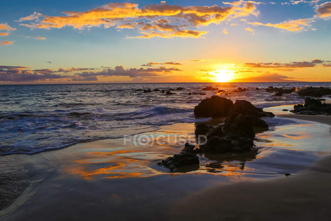 Vista panorámica de la puesta de sol en la playa, Estados Unidos, Hawai, Keawakapu - foto de stock