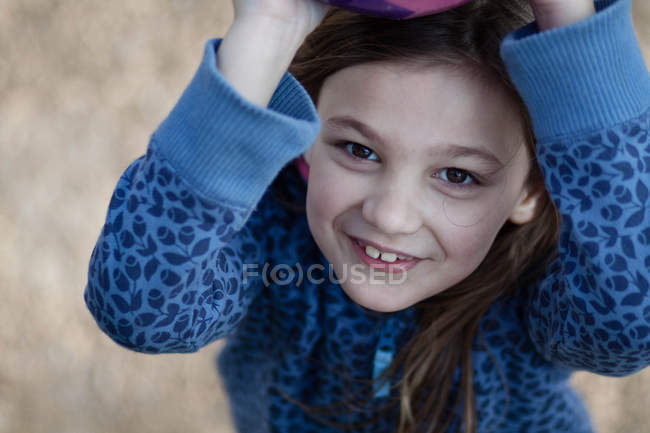 Porträt eines Mädchens mit erhobenen Armen, das im Freien lächelt — Stockfoto