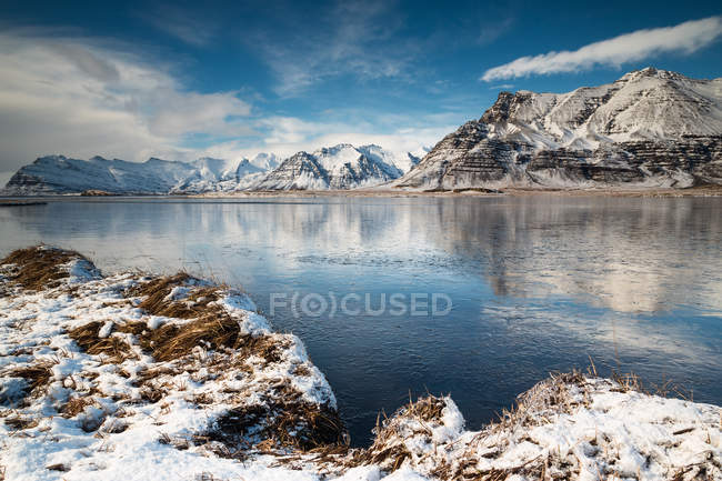 Живописный вид на зимнее озеро и горы, Исландия — стоковое фото