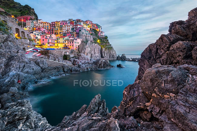 Paysage urbain au coucher du soleil, Manarola, Cinque Terre, Italie — Photo de stock