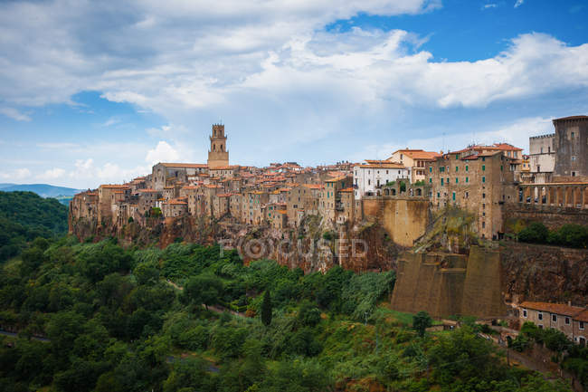 Vista panoramica del centro storico in collina, Pitigliano, Toscana, Italia — Foto stock