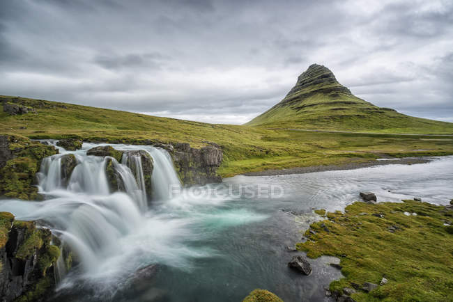 Vista maestosa della famosa montagna Kirkjufell, Islanda — Foto stock
