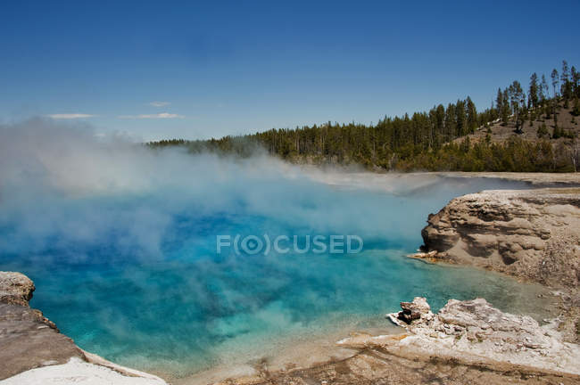 Vista panorâmica do vapor de água quente no parque nacional, Parque Nacional de Yellowstone, Wyoming, América, EUA — Fotografia de Stock