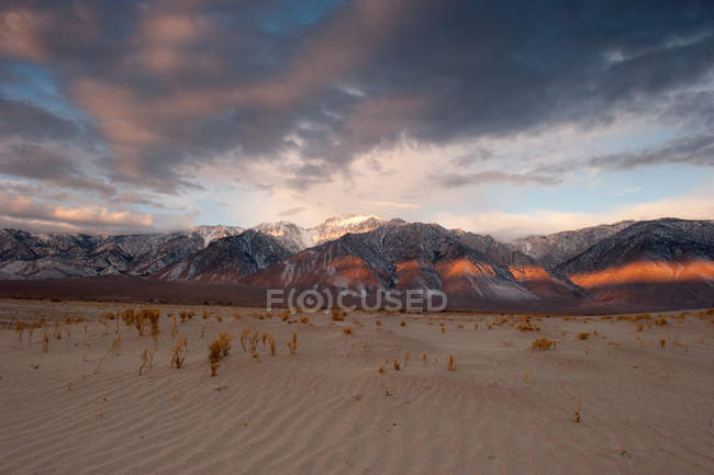 Malerischer Blick auf den Sonnenaufgang in der östlichen Sierra, Kalifornien, USA — Stockfoto