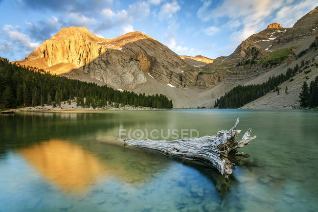 Spain, Aragon, Huesca, Pyrenees, Lake at foot of mountain range — Foto stock