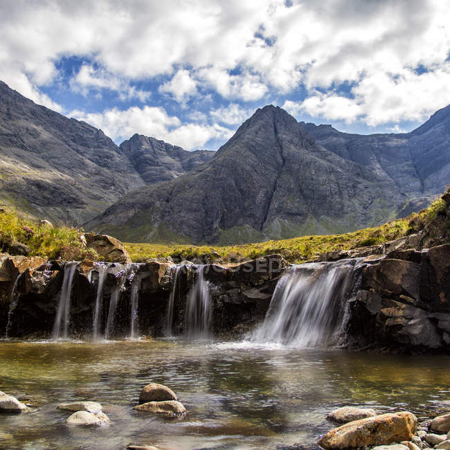 Мальовничим видом з невеликим водоспадом, острів Скай, Шотландія, Великобританія — стокове фото