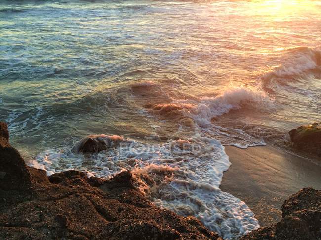 Vista panorâmica da bela praia ao pôr do sol — Fotografia de Stock