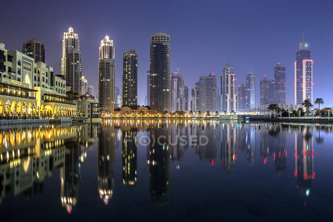 Vista panorámica del horizonte de la ciudad por la noche, Dubai, Emiratos Árabes Unidos - foto de stock
