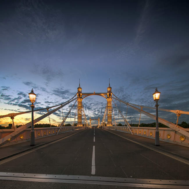 Vista panorámica del Albert Bridge al atardecer, Londres, Reino Unido - foto de stock