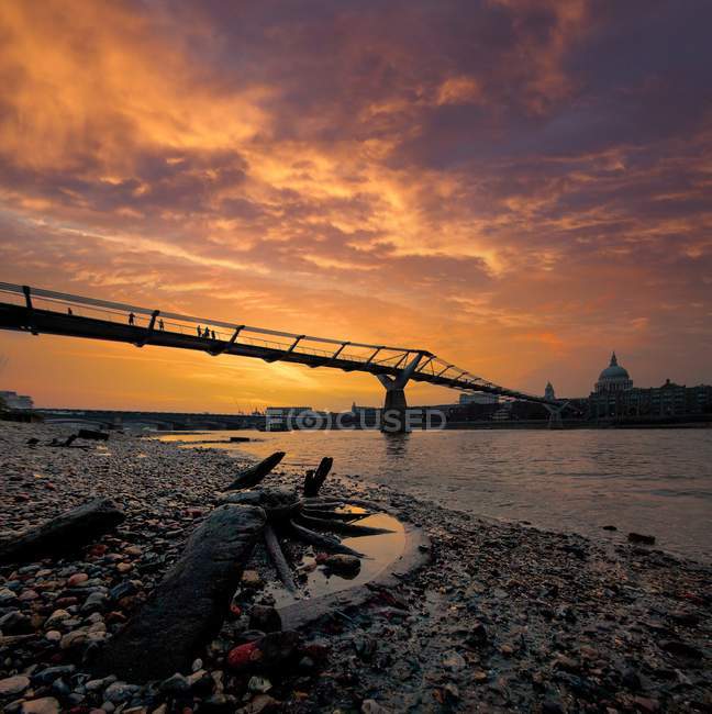 Pont Millenium silhouetté contre le coucher du soleil, Londres, Royaume-Uni — Photo de stock