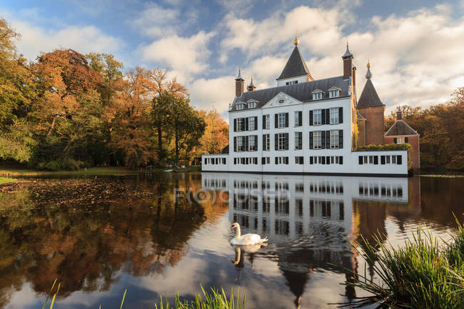 Нидерланды, Утрехт, Ренсвуд, живописный вид на замок Ренсвуд и озеро — стоковое фото