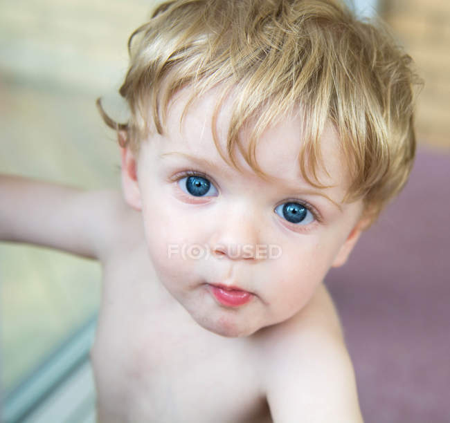 Ritratto di bambino biondo con gli occhi azzurri — Foto stock