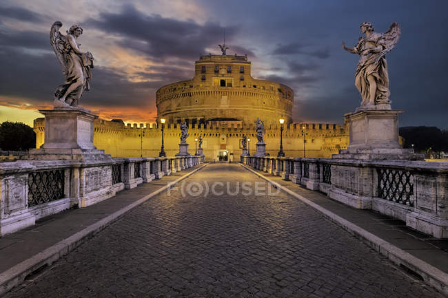 Vista panorámica de las esculturas de los ángeles guardianes en el puente, Roma, Italia - foto de stock