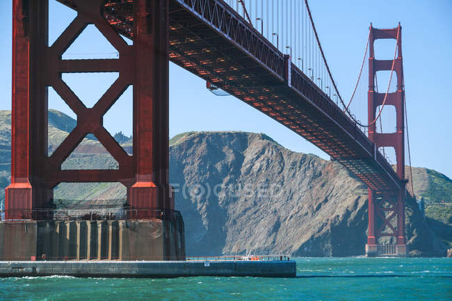 Vista ad angolo basso del Golden Gate Bridge, San Francisco, California, USA — Foto stock
