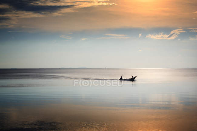 Malásia, Johorm, Muar, Tanjung Mas, silhueta de pescadores em barco na água — Fotografia de Stock