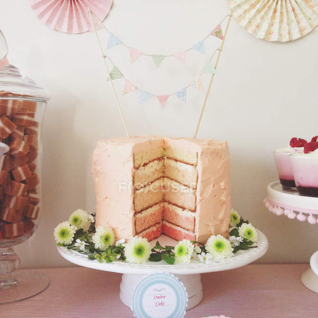 Délicieux gâteau Ombre avec grande tranche enlevée — Photo de stock