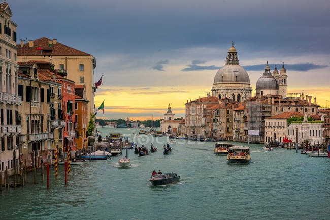 Италия, Венице, Большой канал с видом на Санта Мария делла Салют и лодки — стоковое фото