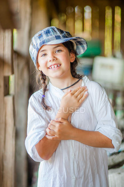 Retrato de niña sonriente usando gorra - foto de stock