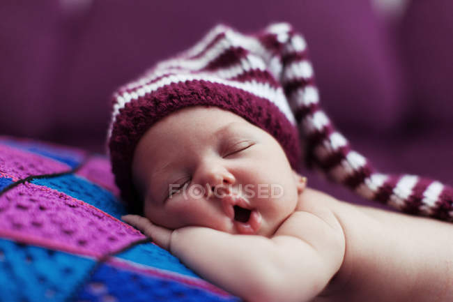 Nahaufnahme eines schlafenden Mädchens mit lustigem Hut — Stockfoto