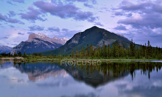 Canadá, Parque Nacional de Banff, Vista de Vermilion Lakes ao pôr-do-sol — Fotografia de Stock